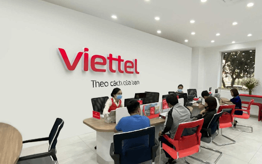 Khách hàng đến điểm giao dịch để huỷ đăng ký mạng internet Viettel.
